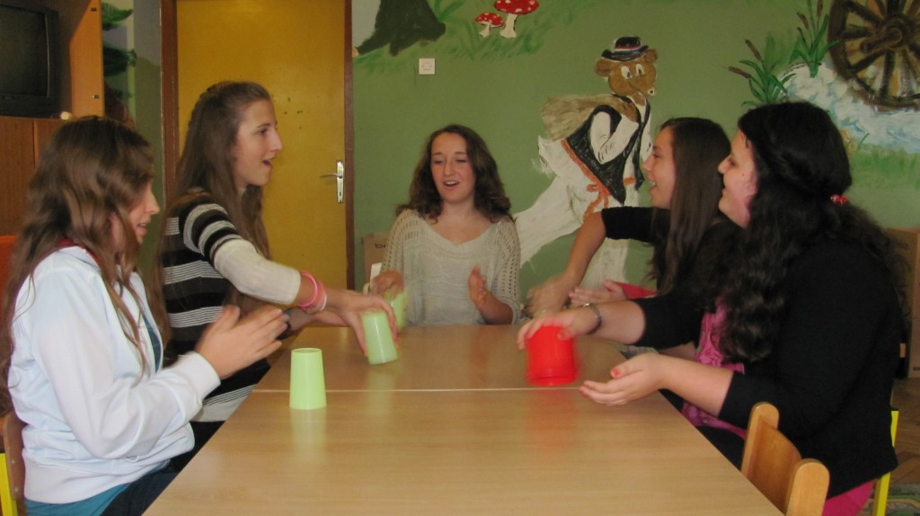 Veronika, Katarina, Lucija, Antonija i Anita izvode Cups