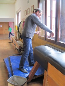 Domar Ivan Biškup skida ostatke stakla