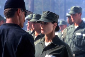 Scena iz filma G.I. Jane s Demi Moore